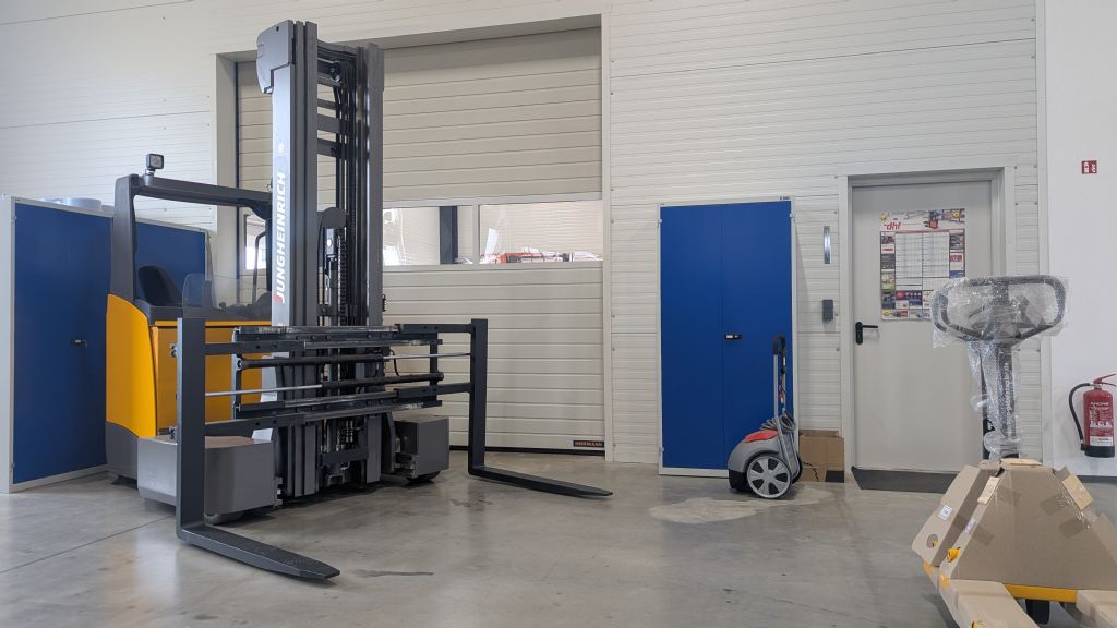 Jungheinrich-ETV Q25-Vierwege Schubmaststapler-www.tojo-gabelstapler.de