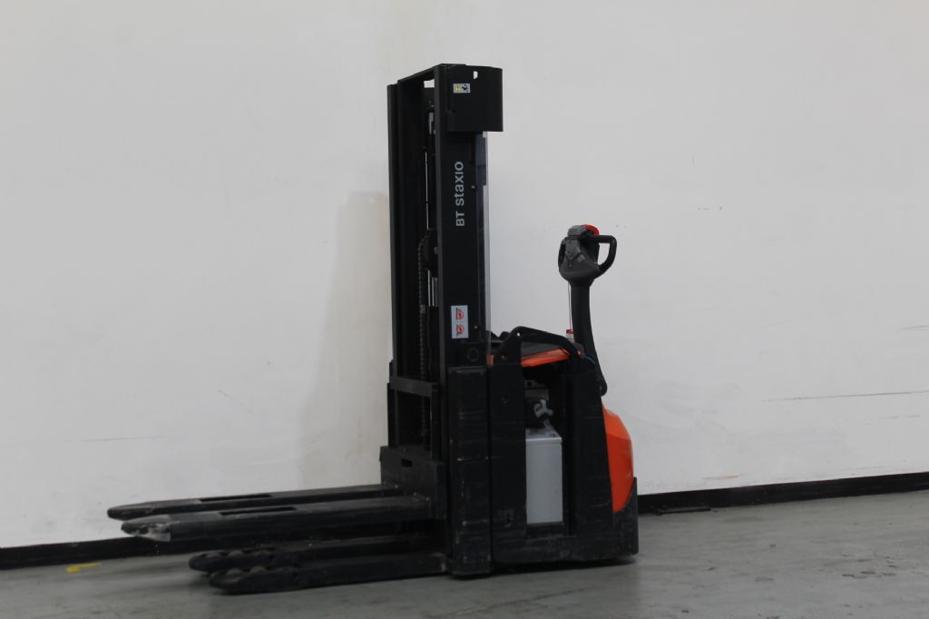 Toyota SWE145L Hochhubwagen www.foerdertechnik-rietberg.de Toyota SWE145L Hochhubwagen www.foerdertechnik-rietberg.de