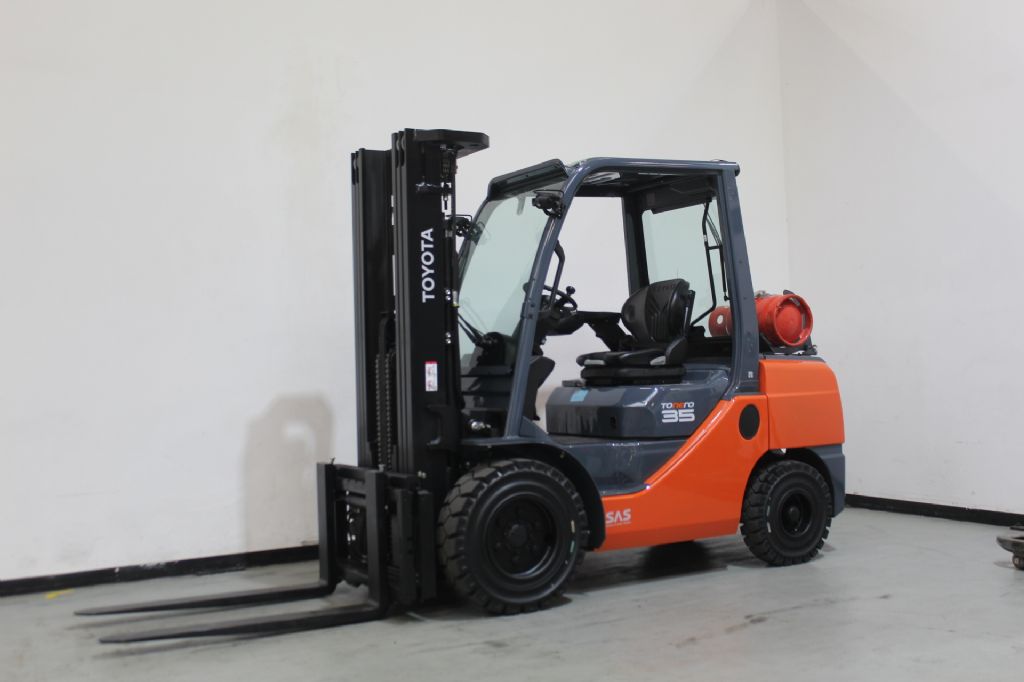 Toyota 02-8FGJF35 Treibgasstapler www.foerdertechnik-rietberg.de Toyota 02-8FGJF35 Treibgasstapler www.foerdertechnik-rietberg.de