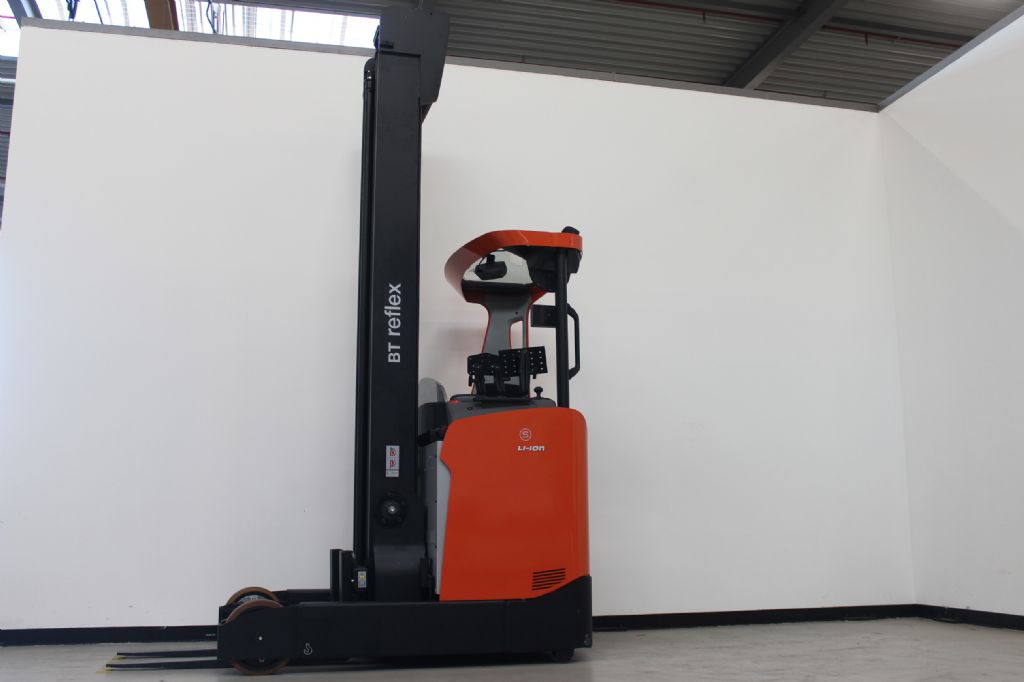 Toyota RRE200H Schubmaststapler www.heinbockel-gabelstapler.de