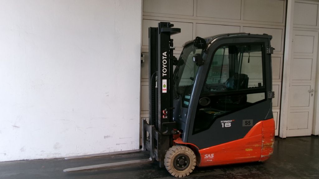 Toyota 8FBE18T Elektro 3 Rad-Stapler www.foerdertechnik-rietberg.de Toyota 8FBE18T Elektro 3 Rad-Stapler www.foerdertechnik-rietberg.de