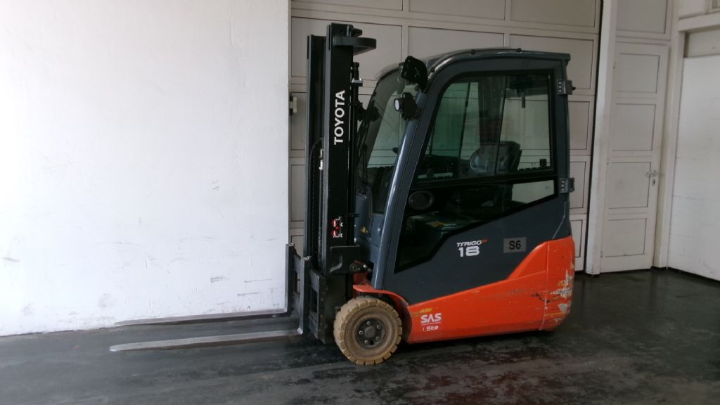 Toyota 8FBE18T Elektro 3 Rad-Stapler www.foerdertechnik-rietberg.de Toyota 8FBE18T Elektro 3 Rad-Stapler www.foerdertechnik-rietberg.de