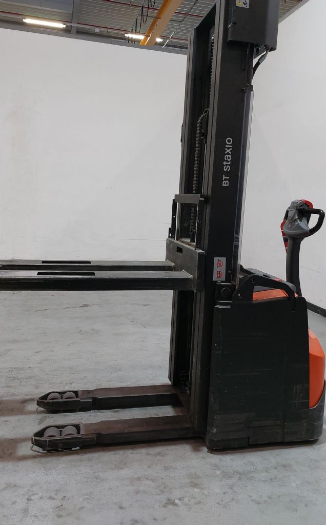 Toyota SWE145 Hochhubwagen www.foerdertechnik-rietberg.de