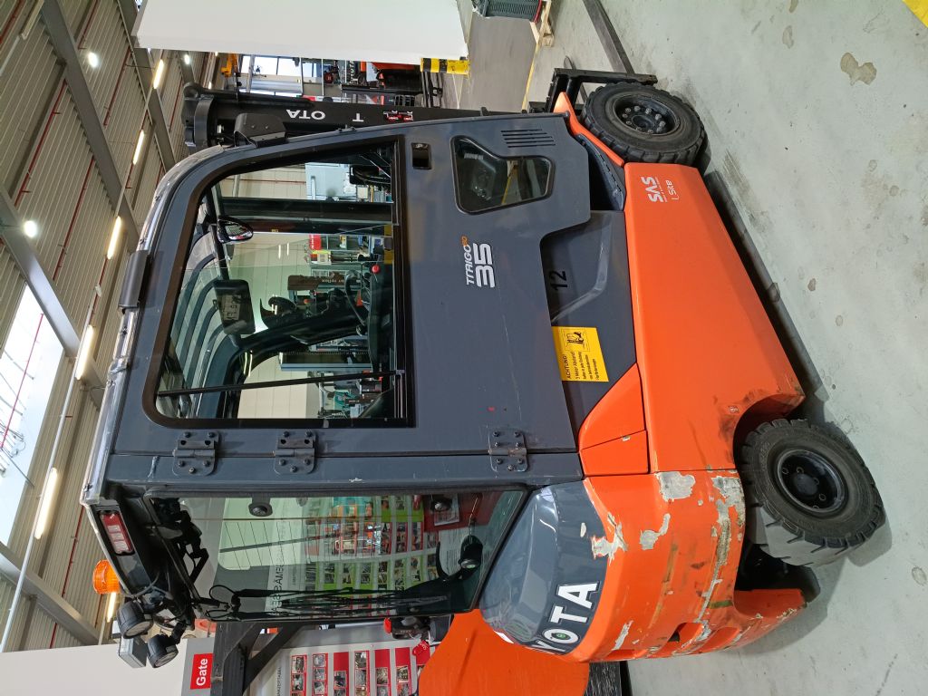 Toyota 8FBMT35 Elektro 4 Rad-Stapler gabelstapler-nord.de