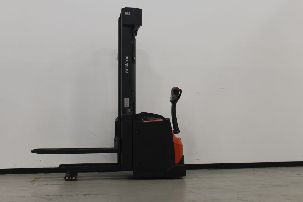 Toyota SWE160L Hochhubwagen www.foerdertechnik-rietberg.de