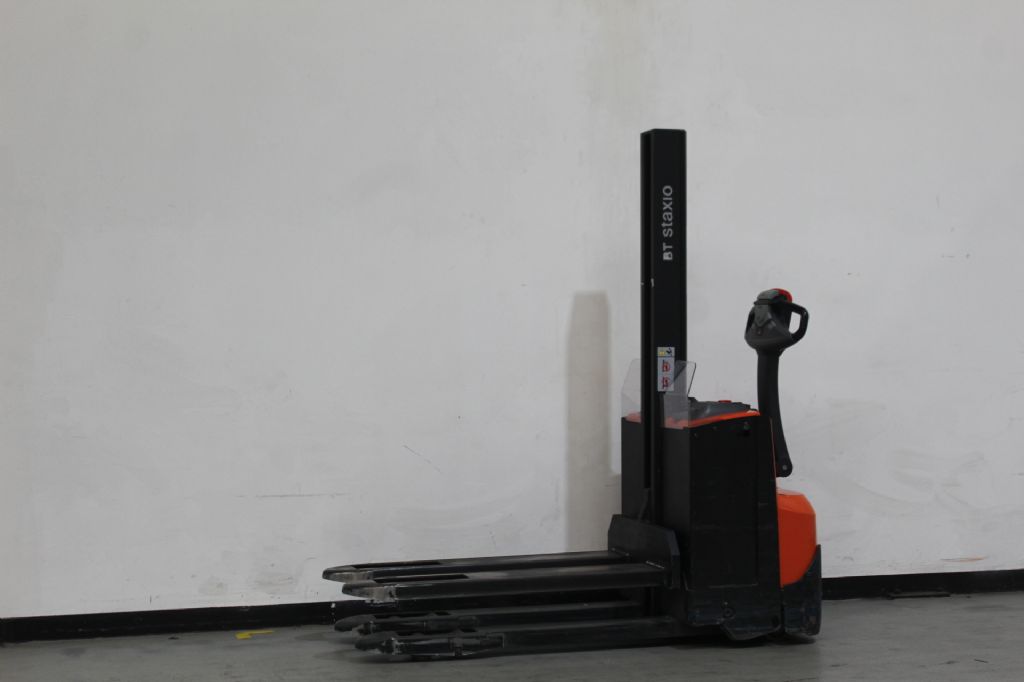 Toyota SWE080L Hochhubwagen loeffler-gabelstapler.de