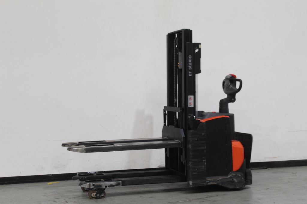 Toyota SWE200D Hochhubwagen www.heinbockel-gabelstapler.de