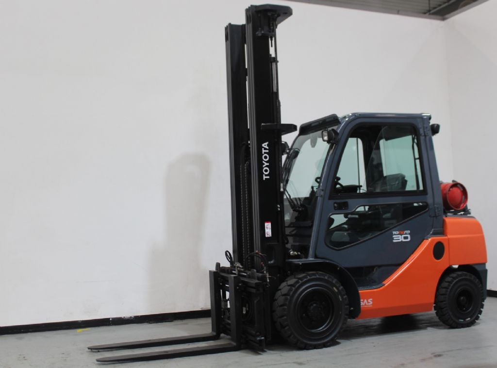 Toyota 02-8FGF30 Treibgasstapler www.foerdertechnik-rietberg.de Toyota 02-8FGF30 Treibgasstapler www.foerdertechnik-rietberg.de