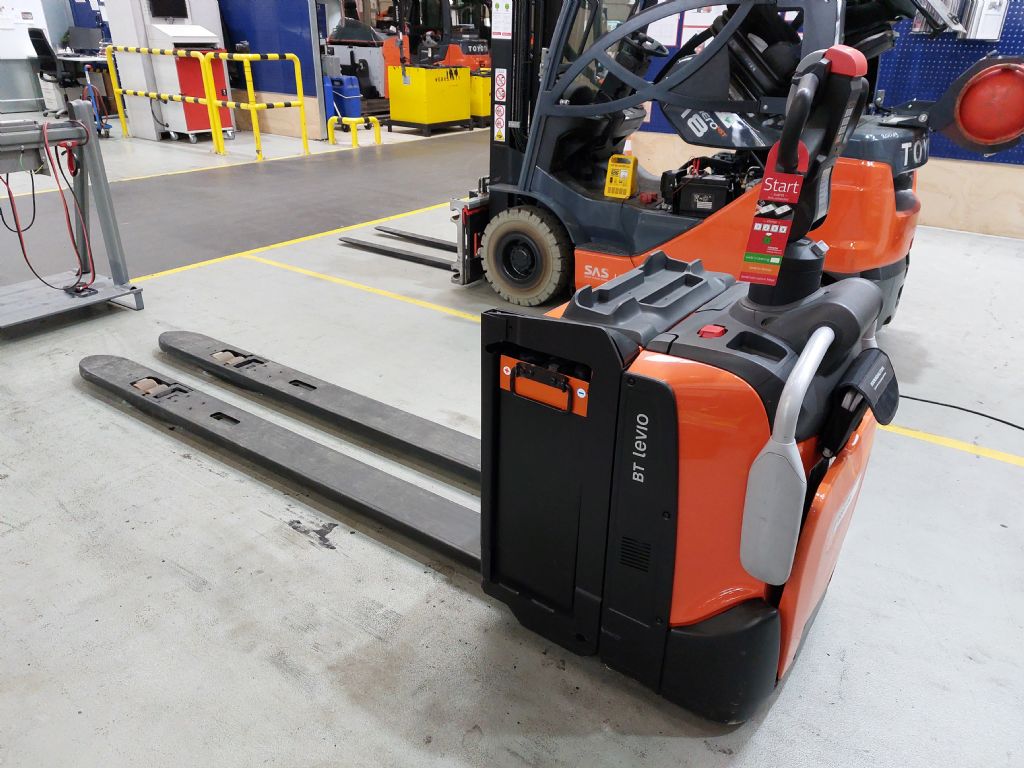 Toyota LPE220 Niederhubwagen schlueter-gabelstapler.de