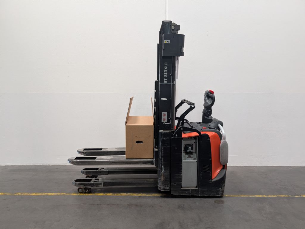 Toyota SPE140L Hochhubwagen www.foerdertechnik-rietberg.de Toyota SPE140L Hochhubwagen www.foerdertechnik-rietberg.de