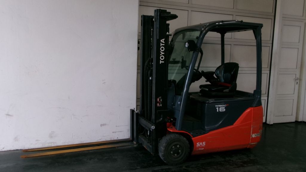 Toyota 8FBE16T Elektro 3 Rad-Stapler www.foerdertechnik-rietberg.de Toyota 8FBE16T Elektro 3 Rad-Stapler www.foerdertechnik-rietberg.de