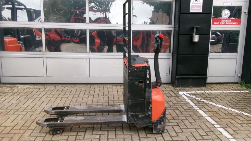 Toyota LWE200 Niederhubwagen www.foerdertechnik-rietberg.de Toyota LWE200 Niederhubwagen www.foerdertechnik-rietberg.de