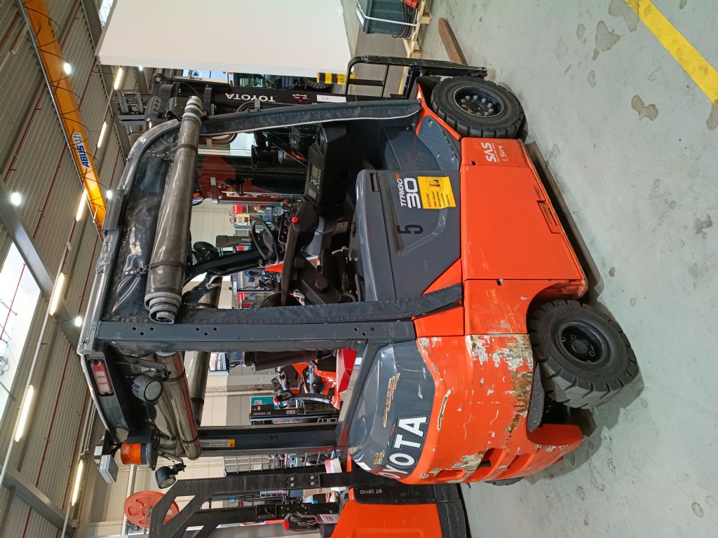 Toyota 8FBMKT30 Elektro 4 Rad-Stapler gabelstapler-nord.de