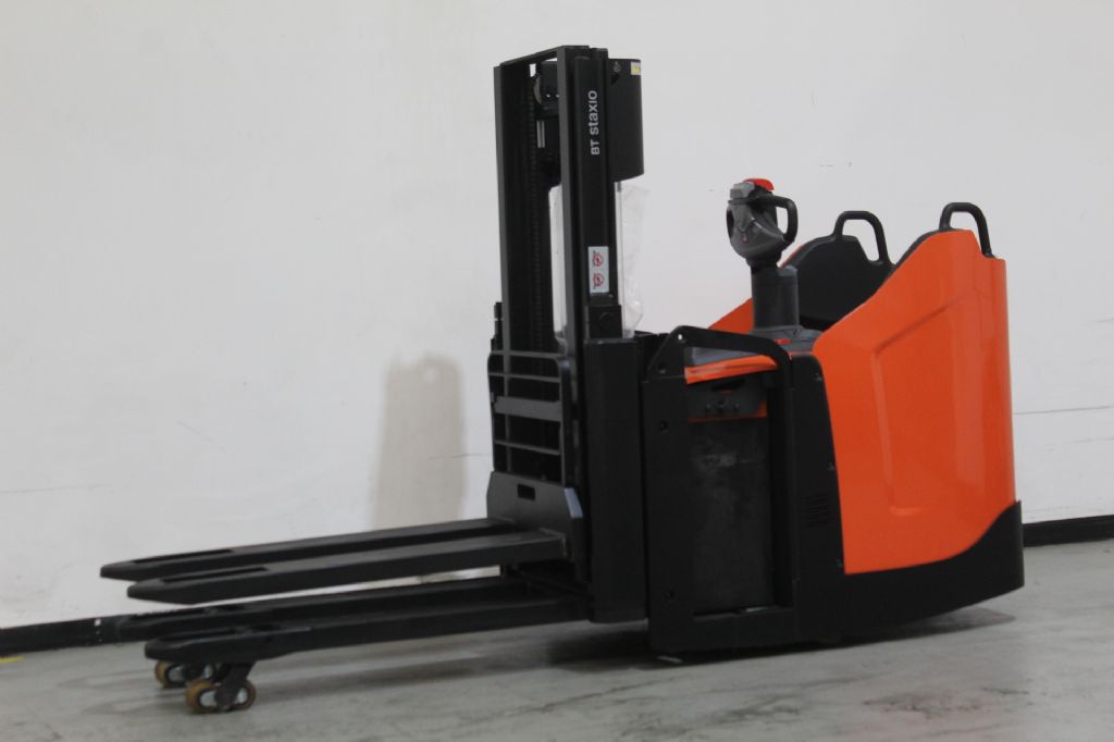 Toyota SPE200D Hochhubwagen www.foerdertechnik-rietberg.de Toyota SPE200D Hochhubwagen www.foerdertechnik-rietberg.de