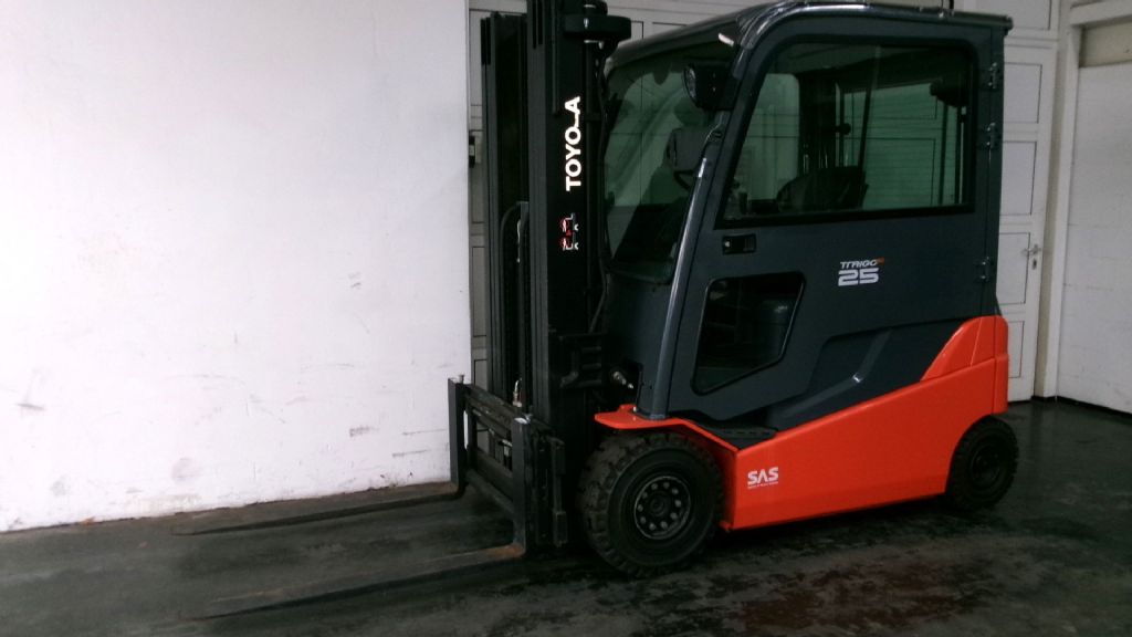 Toyota 8FBMT25 Elektro 4 Rad-Stapler www.heinbockel-gabelstapler.de