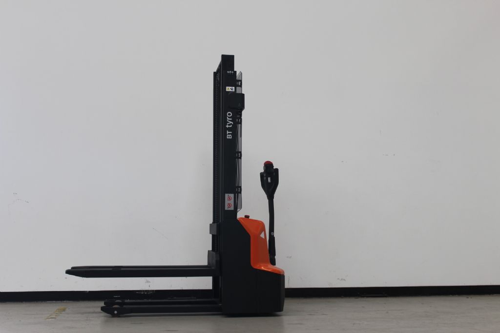 Toyota SWE120L Hochhubwagen loeffler-gabelstapler.de