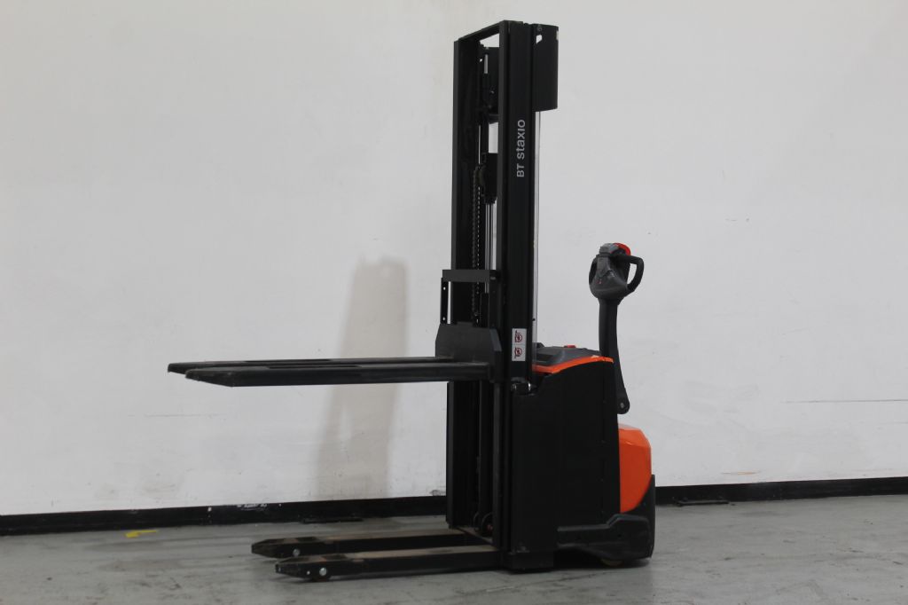 Toyota SWE120 Hochhubwagen www.foerdertechnik-rietberg.de Toyota SWE120 Hochhubwagen www.foerdertechnik-rietberg.de