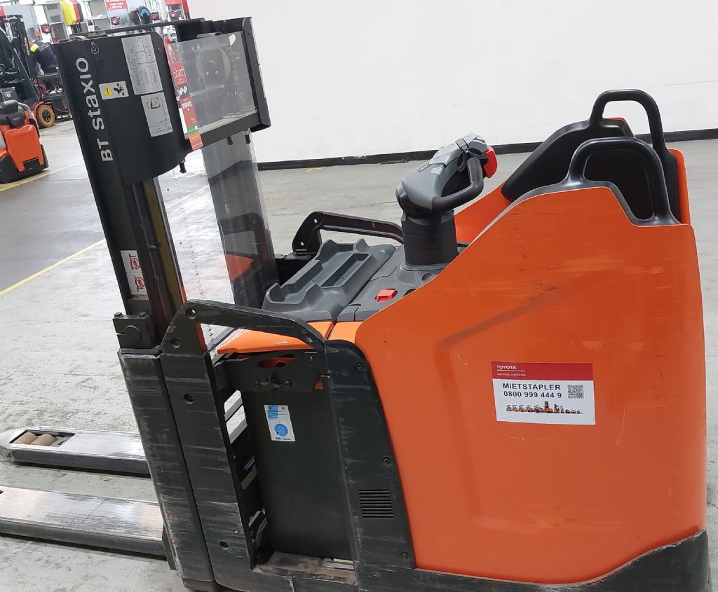 Toyota SPE200D Hochhubwagen www.foerdertechnik-rietberg.de Toyota SPE200D Hochhubwagen www.foerdertechnik-rietberg.de