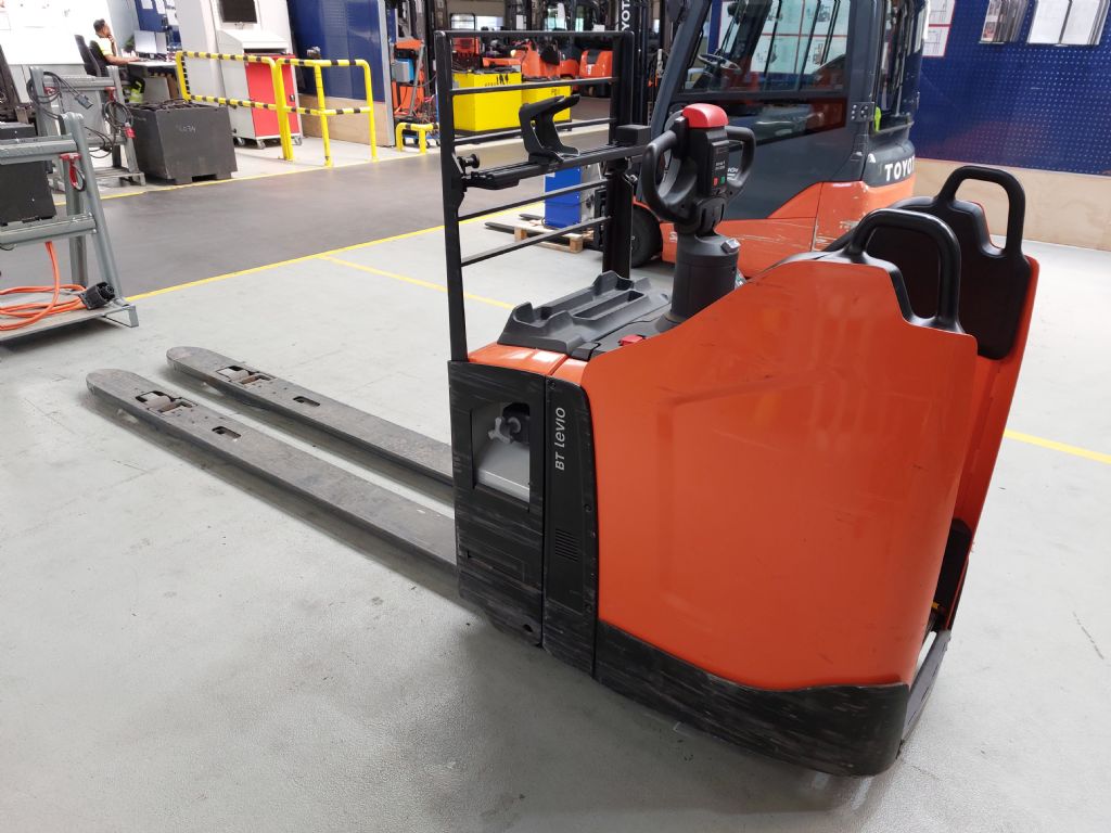 Toyota LPE200 Niederhubwagen www.foerdertechnik-rietberg.de Toyota LPE200 Niederhubwagen www.foerdertechnik-rietberg.de