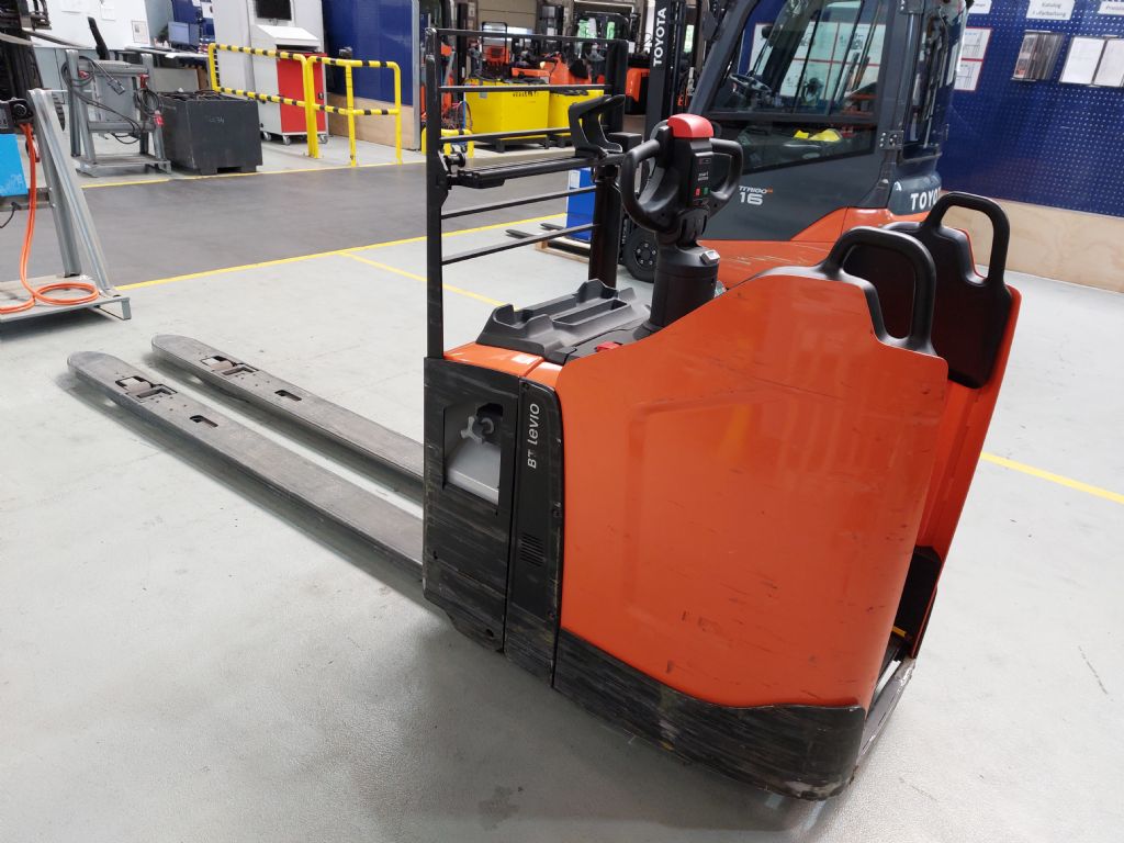 Toyota LPE200 Niederhubwagen www.foerdertechnik-rietberg.de Toyota LPE200 Niederhubwagen www.foerdertechnik-rietberg.de