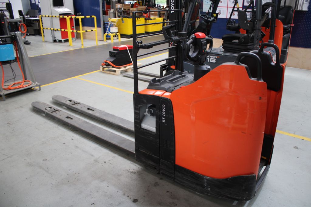 Toyota LPE200 Niederhubwagen www.heinbockel-gabelstapler.de