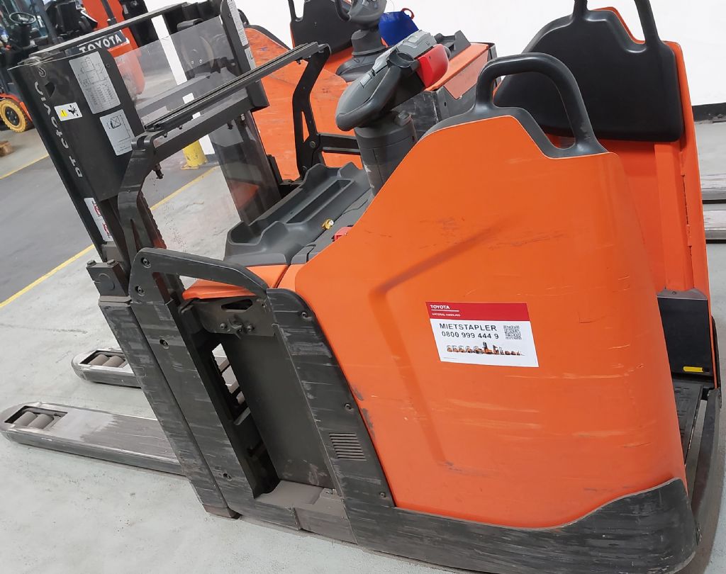 Toyota SPE200D Hochhubwagen www.foerdertechnik-rietberg.de Toyota SPE200D Hochhubwagen www.foerdertechnik-rietberg.de