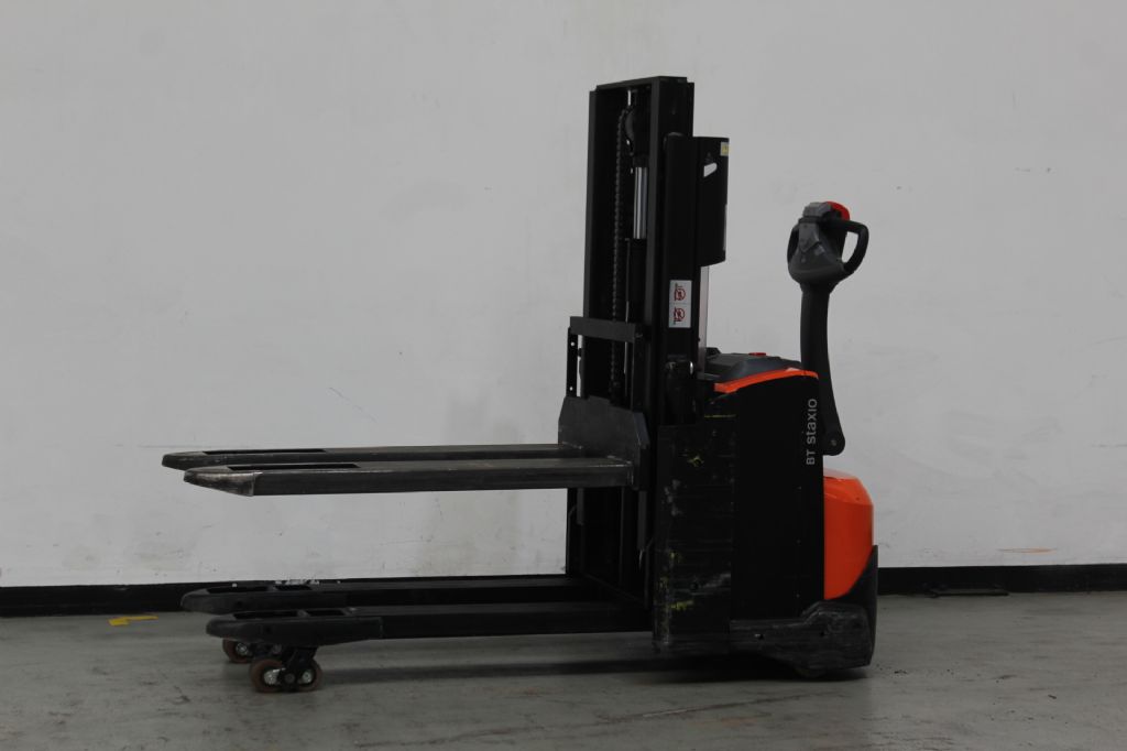 Toyota SWE200D Hochhubwagen www.foerdertechnik-rietberg.de Toyota SWE200D Hochhubwagen www.foerdertechnik-rietberg.de