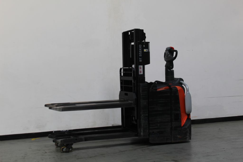 Toyota SPE200D Hochhubwagen www.foerdertechnik-rietberg.de Toyota SPE200D Hochhubwagen www.foerdertechnik-rietberg.de