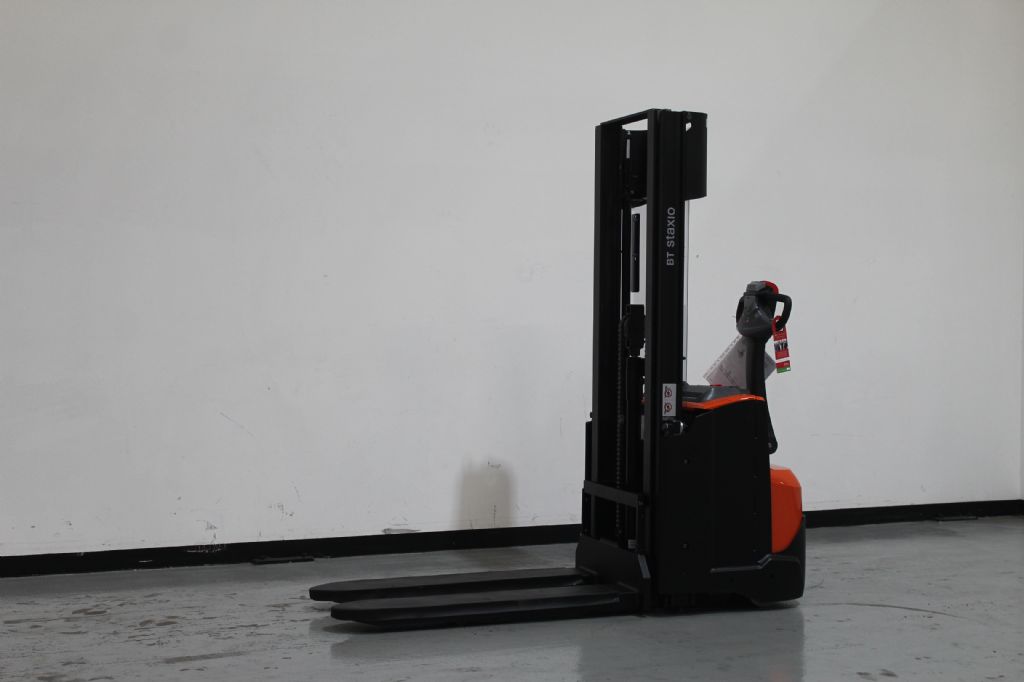 Toyota SWE120L Hochhubwagen www.heinbockel-gabelstapler.de