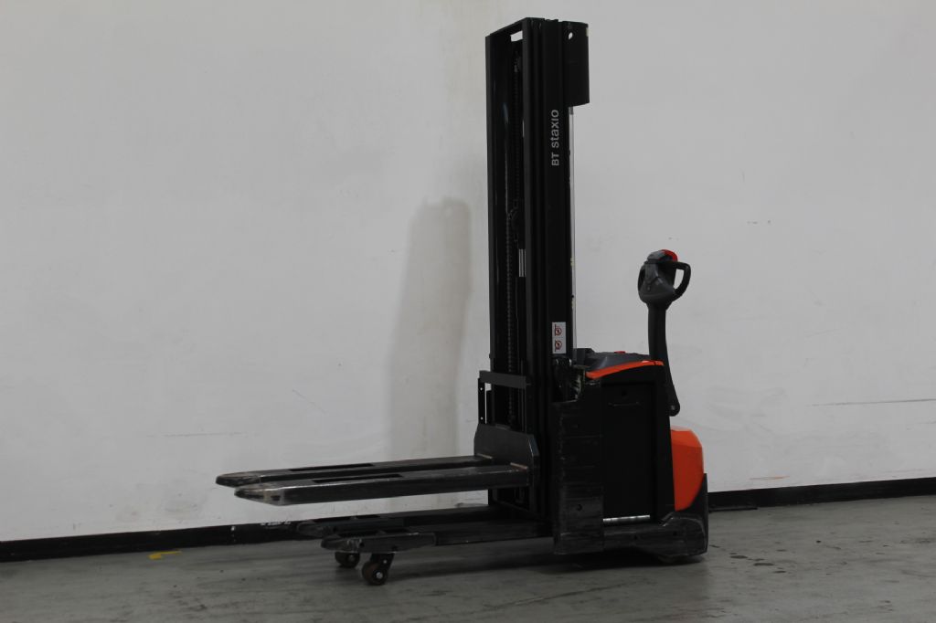 Toyota SWE140L Hochhubwagen loeffler-gabelstapler.de