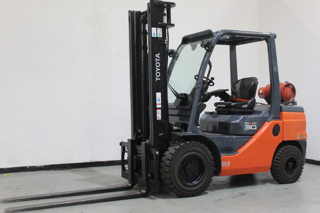 Toyota 02-8FGF30 Treibgasstapler www.foerdertechnik-rietberg.de Toyota 02-8FGF30 Treibgasstapler www.foerdertechnik-rietberg.de