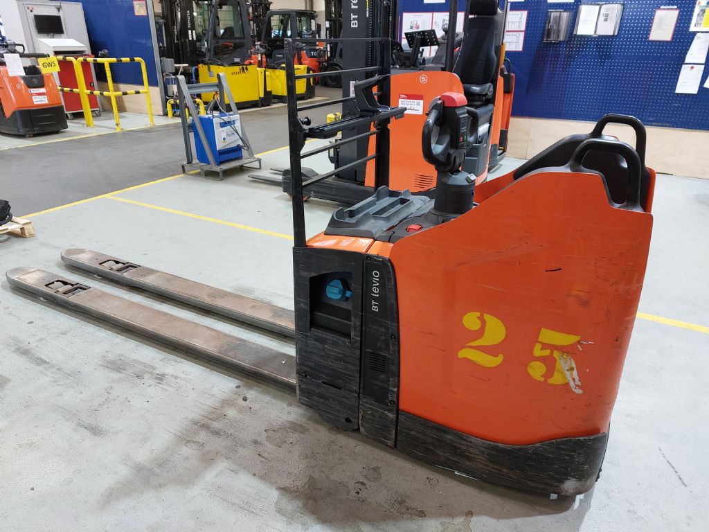 Toyota LPE250 Niederhubwagen www.heinbockel-gabelstapler.de