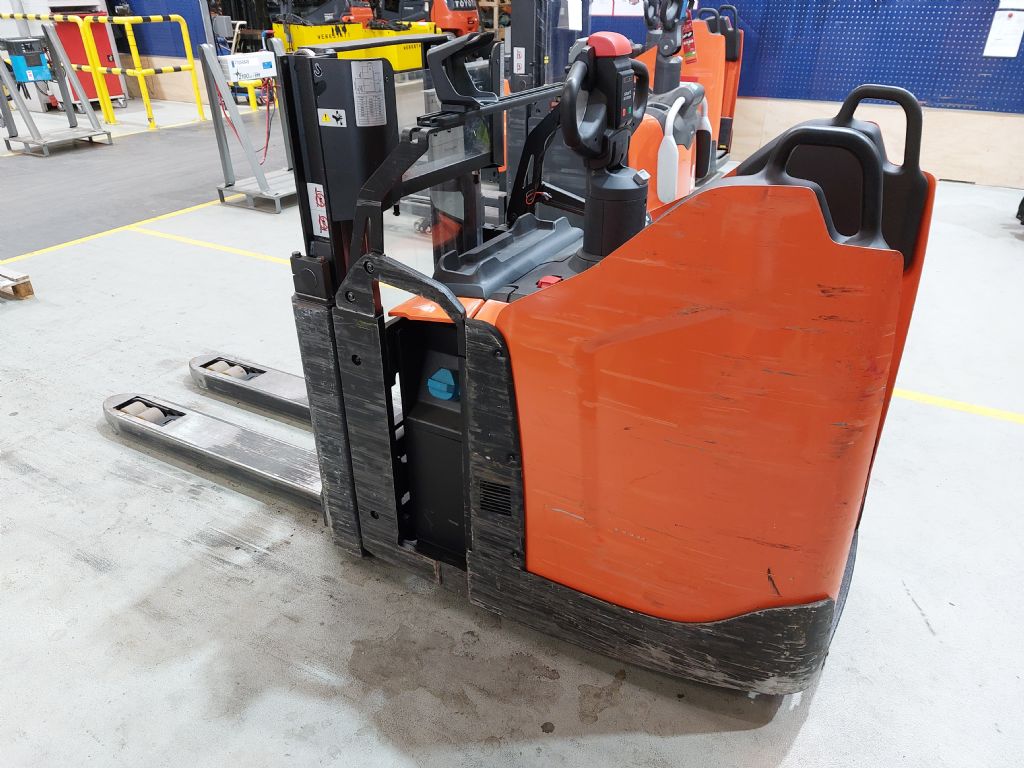 Toyota SPE200D Hochhubwagen loeffler-gabelstapler.de