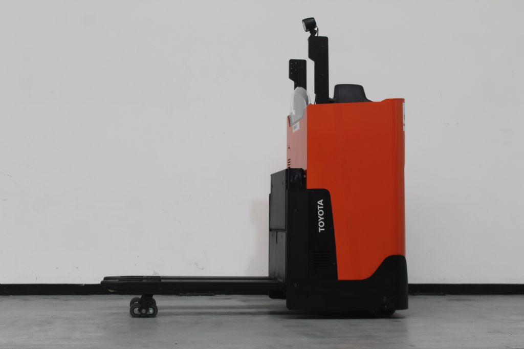 Toyota LSI200 Quersitzhubwagen loeffler-gabelstapler.de