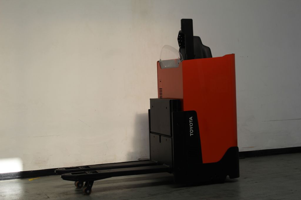 Toyota LSI200 Quersitzhubwagen www.foerdertechnik-rietberg.de Toyota LSI200 Quersitzhubwagen www.foerdertechnik-rietberg.de