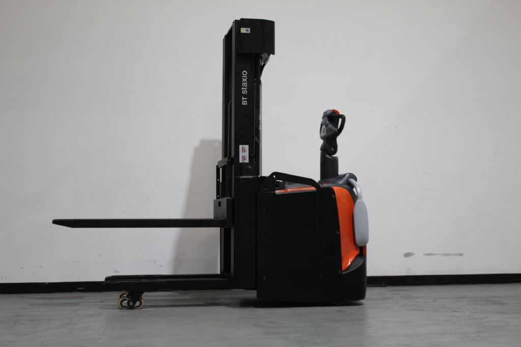 Toyota SPE140L Hochhubwagen www.foerdertechnik-rietberg.de Toyota SPE140L Hochhubwagen www.foerdertechnik-rietberg.de