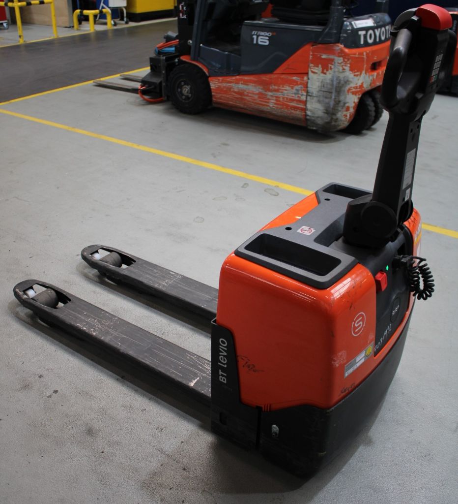 Toyota LWE130 Niederhubwagen www.foerdertechnik-rietberg.de Toyota LWE130 Niederhubwagen www.foerdertechnik-rietberg.de