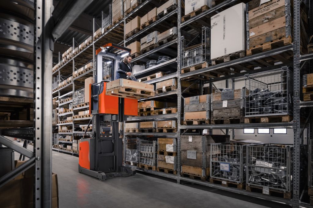 Toyota OME100H Hochhubkommissionierer loeffler-gabelstapler.de