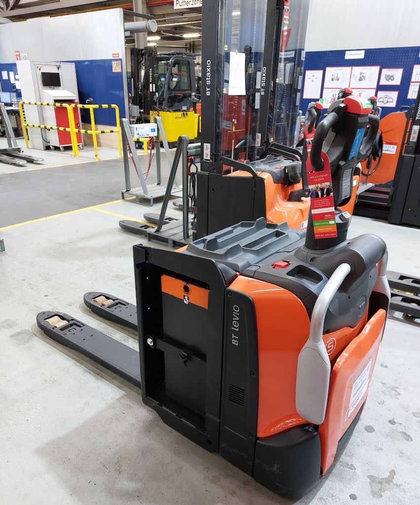 Toyota LPE220 Niederhubwagen loeffler-gabelstapler.de