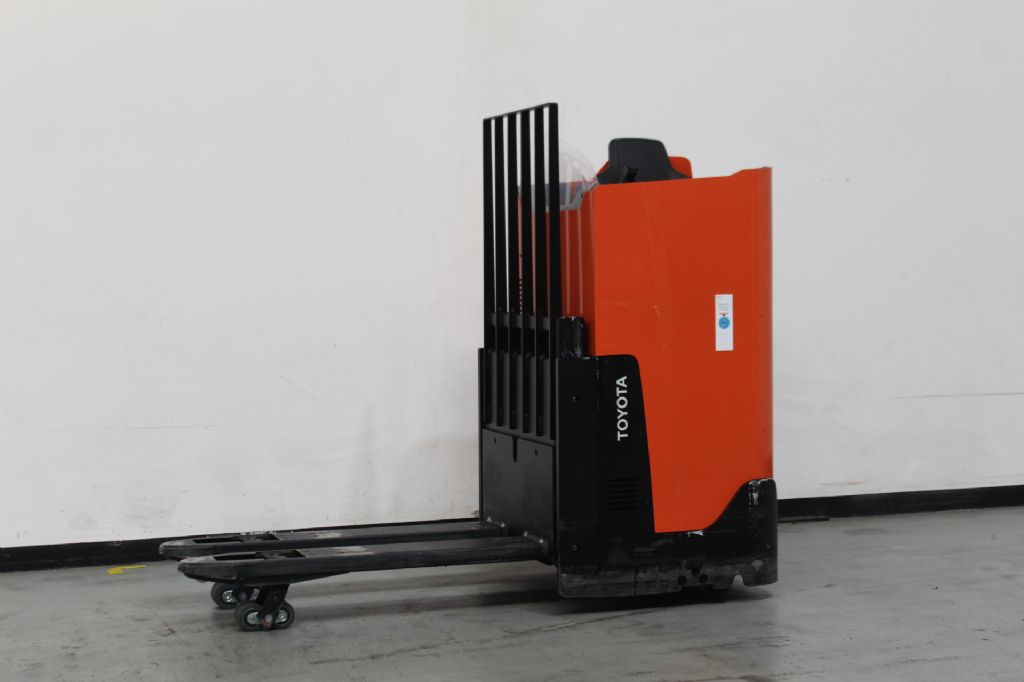 Toyota LSI200 Quersitzhubwagen www.foerdertechnik-rietberg.de Toyota LSI200 Quersitzhubwagen www.foerdertechnik-rietberg.de