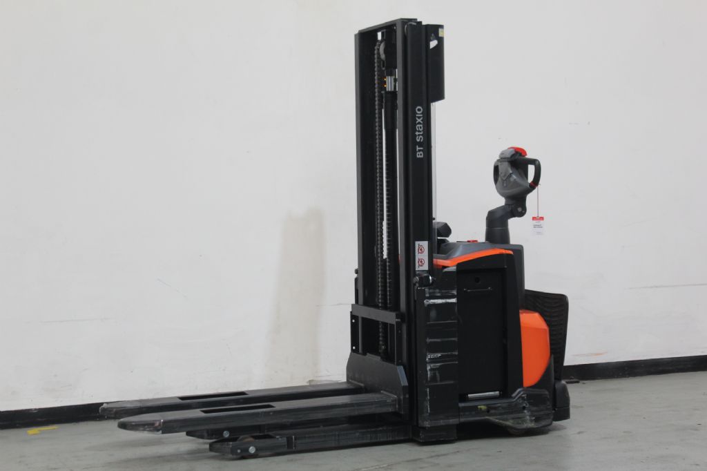 Toyota SWE120 Hochhubwagen loeffler-gabelstapler.de