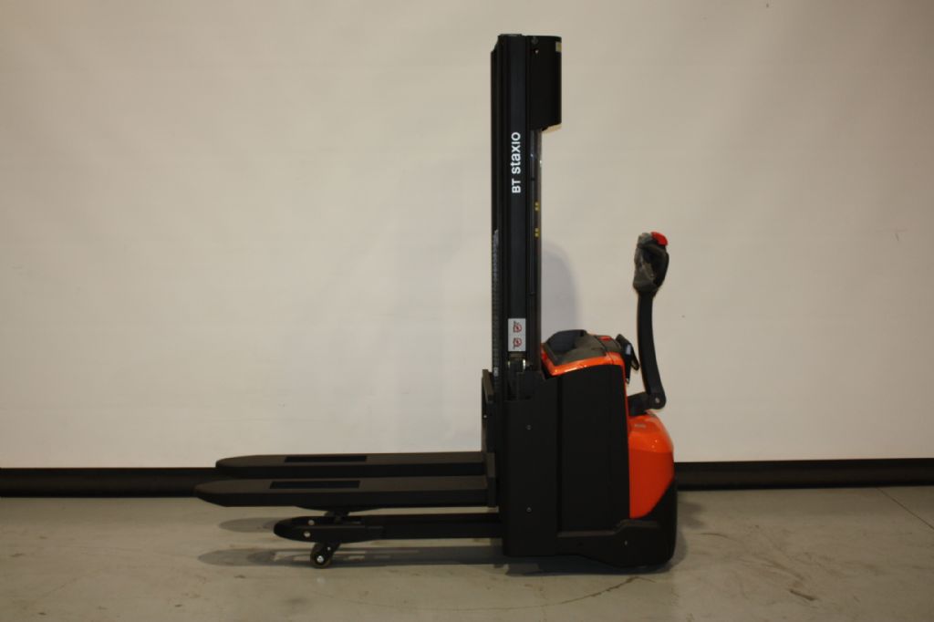 Toyota SWE120L Hochhubwagen loeffler-gabelstapler.de