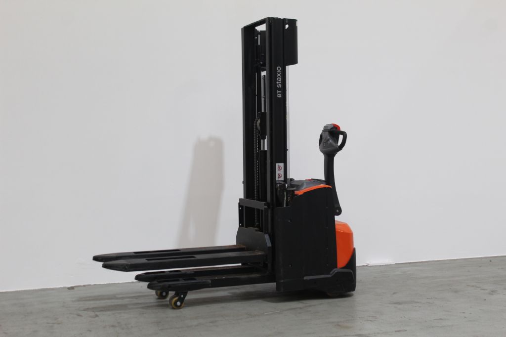 Toyota SWE120L Hochhubwagen loeffler-gabelstapler.de