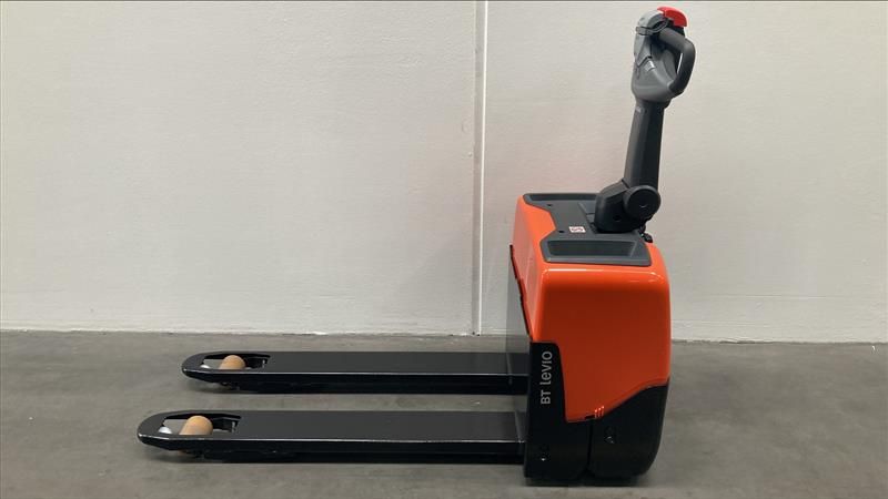 Toyota LWE130 Niederhubwagen www.foerdertechnik-rietberg.de Toyota LWE130 Niederhubwagen www.foerdertechnik-rietberg.de