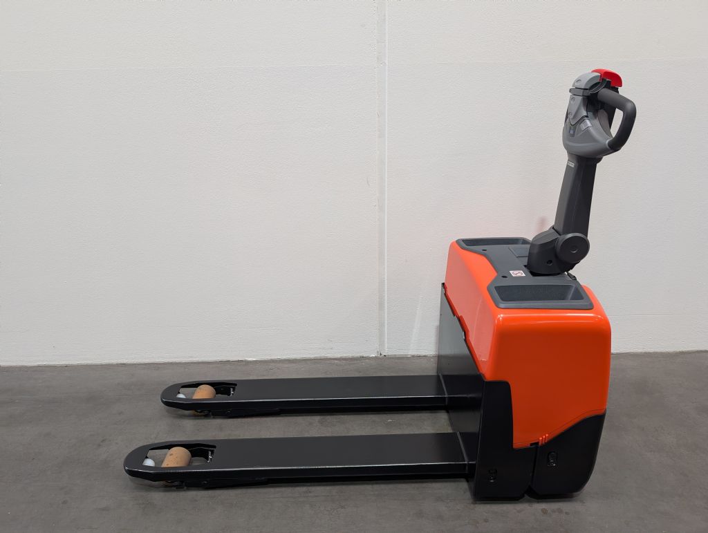 Toyota LWE130 Niederhubwagen www.foerdertechnik-rietberg.de Toyota LWE130 Niederhubwagen www.foerdertechnik-rietberg.de