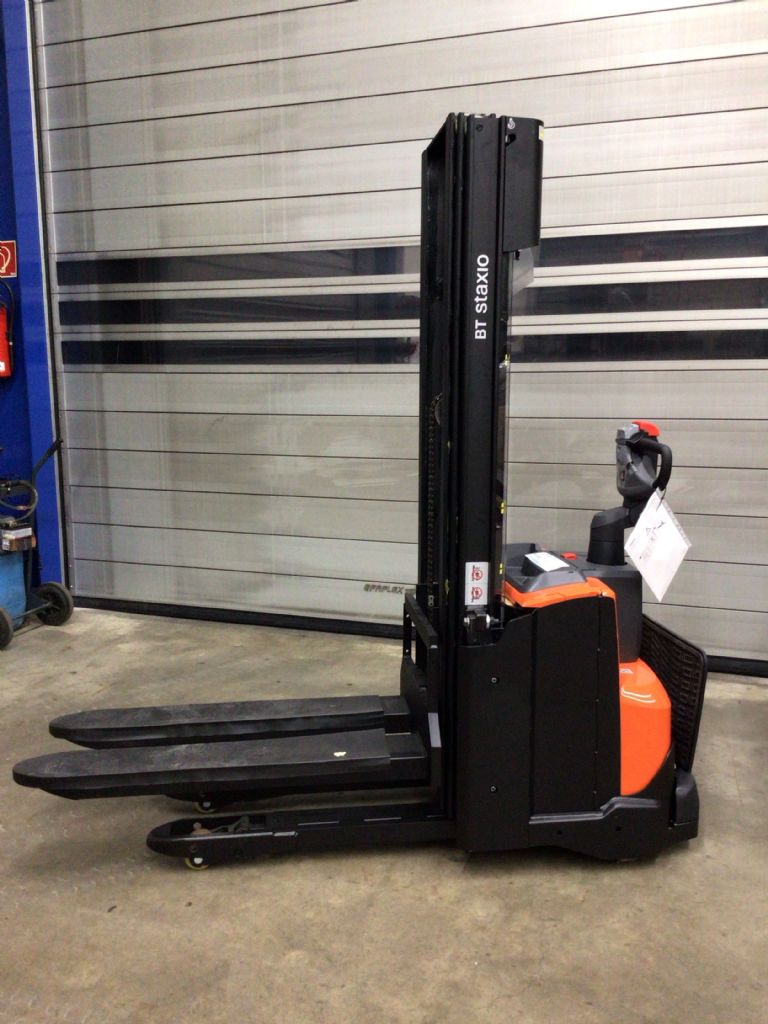 Toyota SWE140L Hochhubwagen www.trautmann-gabelstapler.de