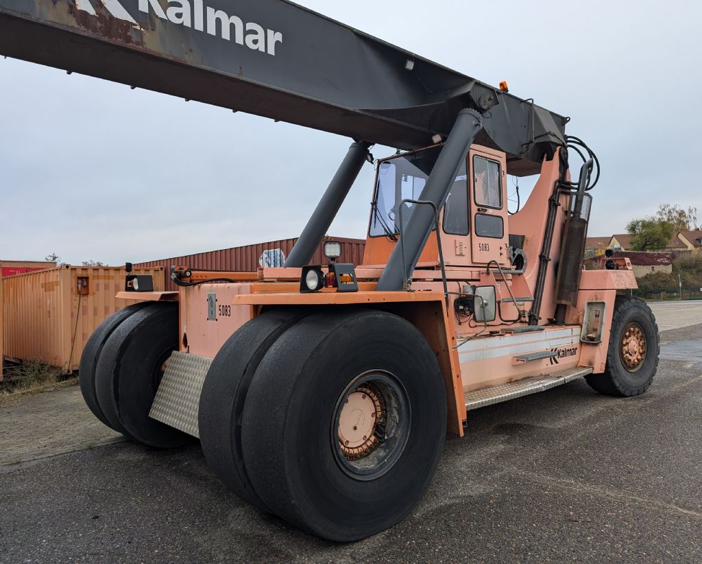 Kalmar DC4560RC4 Reach-stacker para contenedores llenos www.universal-equipment.de