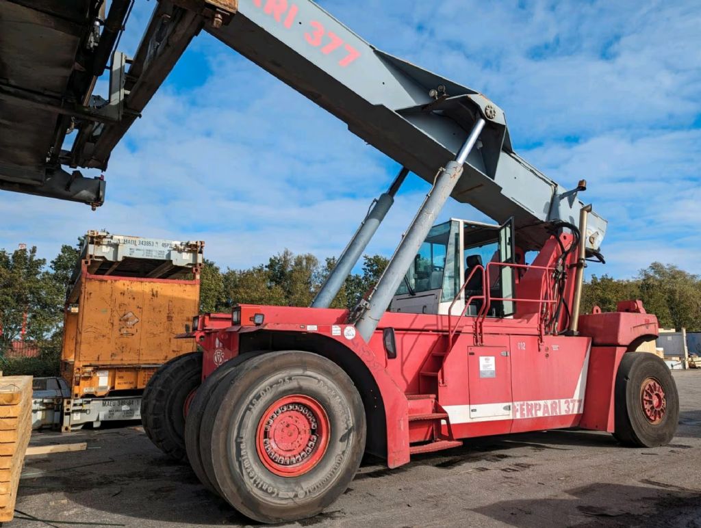 CVS Ferrari F377.5 PB Reach-stacker para contenedores llenos www.universal-equipment.de