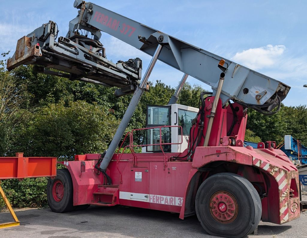 CVS Ferrari F377.5 PB Vollcontainer Reachstacker www.universal-equipment.de