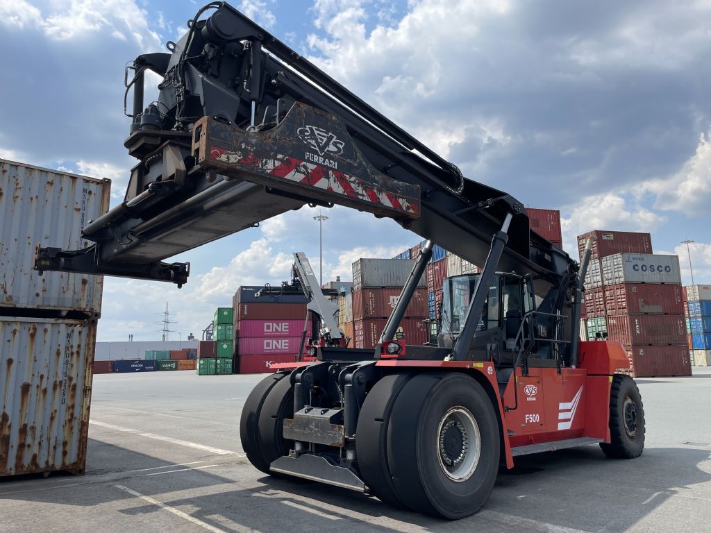 CVS Ferrari F500RS6 S Full-container reach stacker www.universal-equipment.de